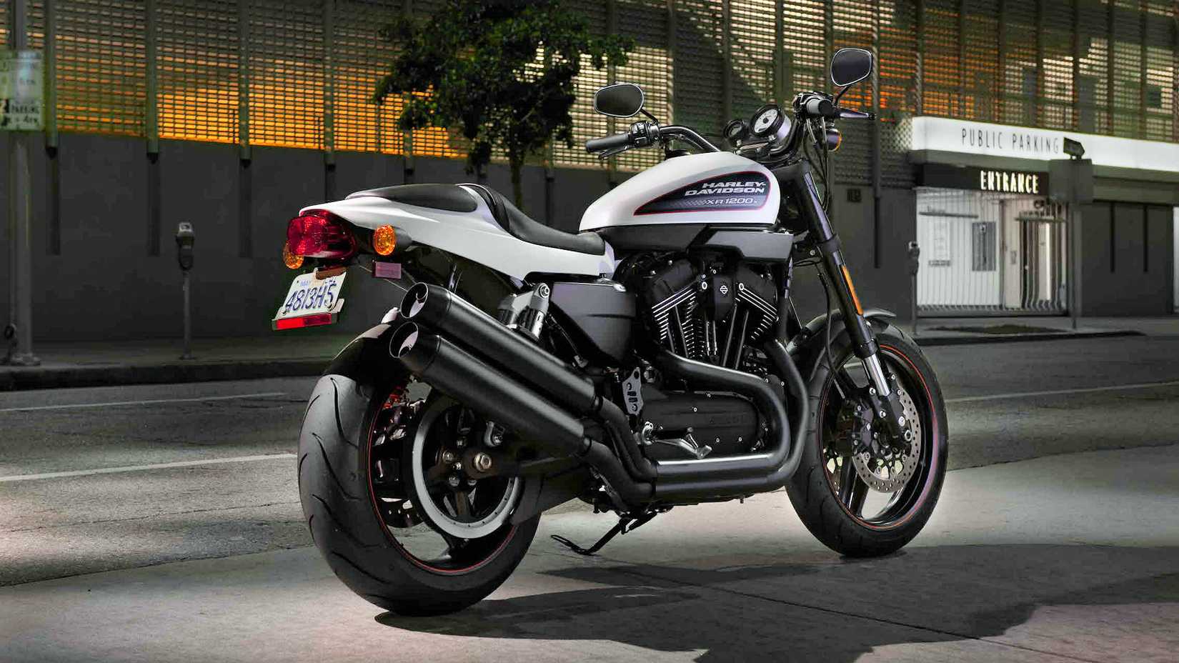 Vista traseira da Harley-Davidson XR1200X 2012 estacionada na calçada