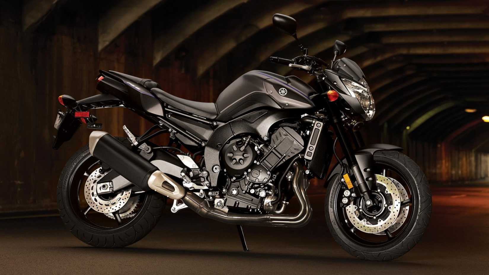 2013 Yamaha FZ8 em preto estacionado na estrada, vista de perfil lateral