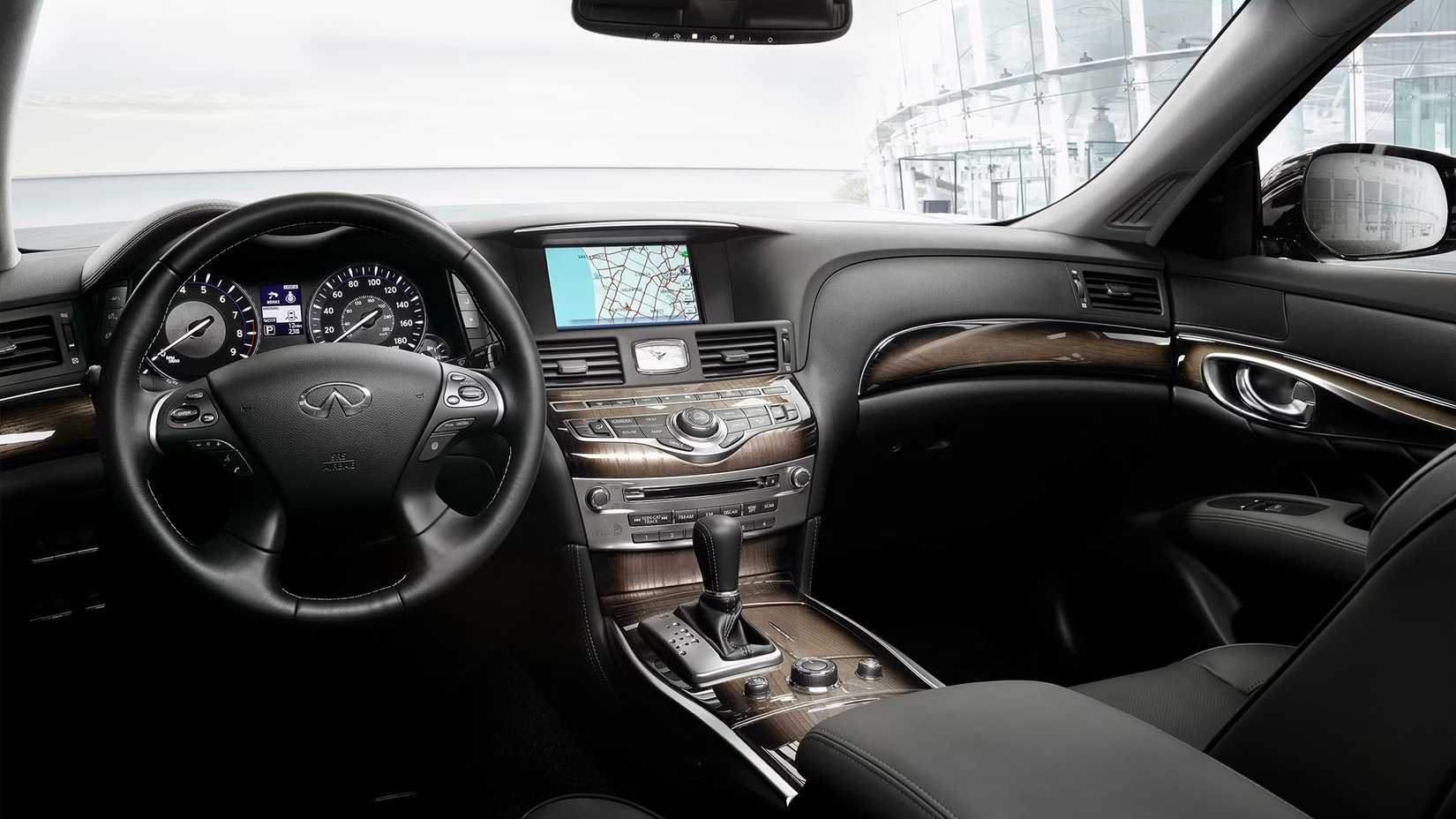 Foto do interior do Infiniti Q70 2015 - 2016 mostrando a cabine frontal