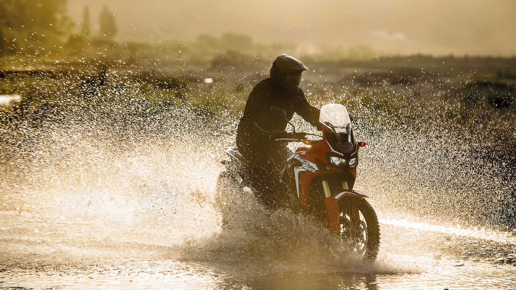 2016 Honda CRF1000L Africa Twin passando por uma travessia de água