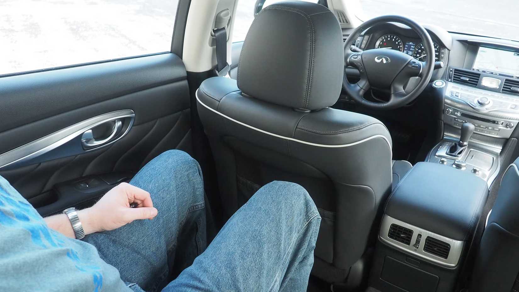 Foto do interior do Infiniti Q70 2017 mostrando espaço nos bancos traseiros