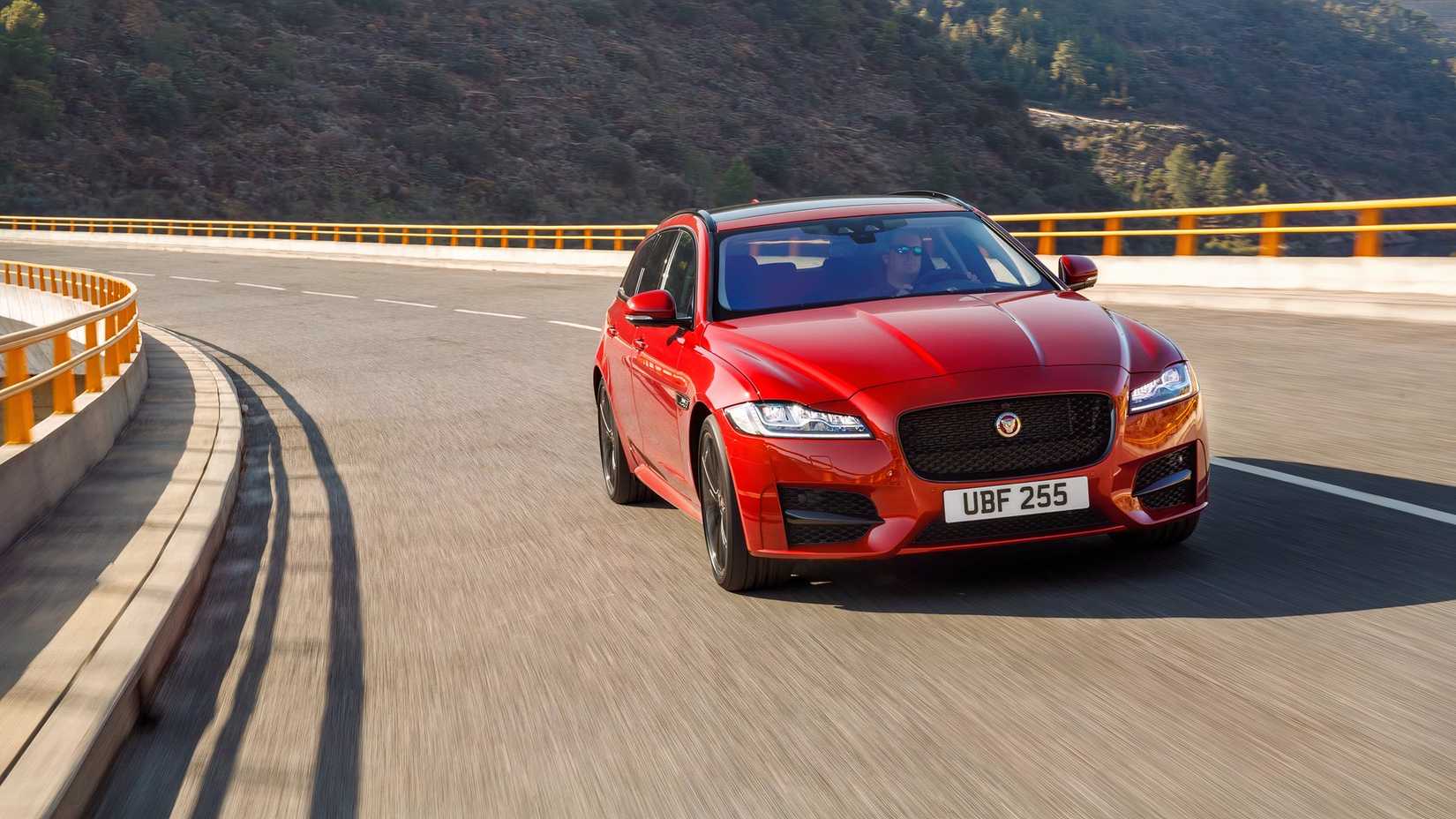 Foto de ação de direção do Jaguar XF Sportbrake 2020
