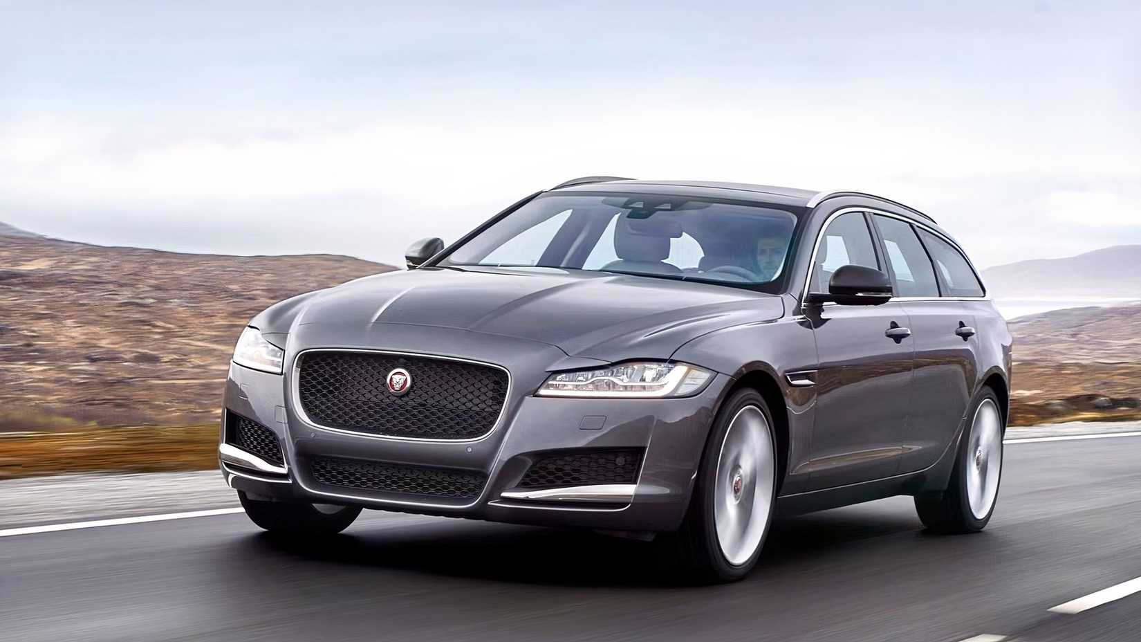 2020 Jaguar XF Sportbrake Front 3/4 shot dirigindo na estrada