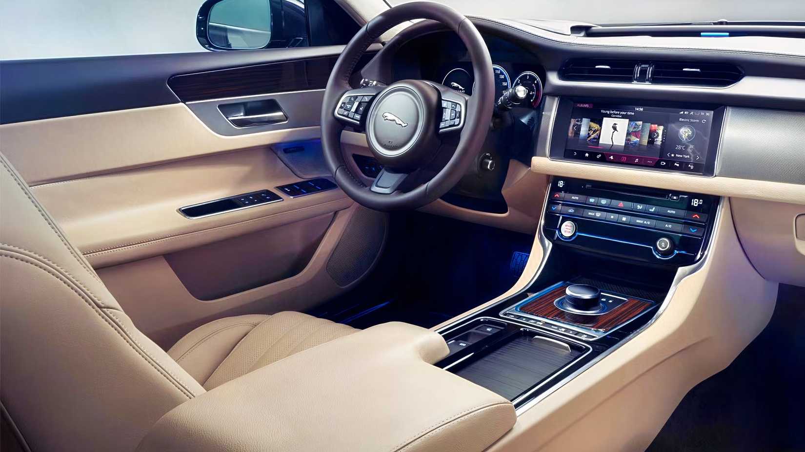 Foto do interior do Jaguar XF Sportbrake 2020 mostrando o painel
