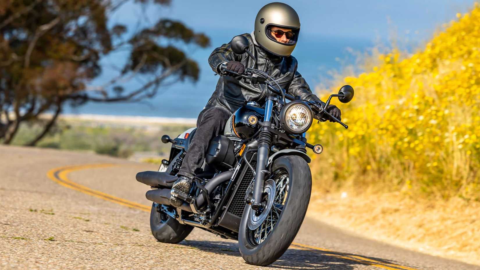 2026 Honda Shadow Phantom na frente da estrada no terceiro quarto