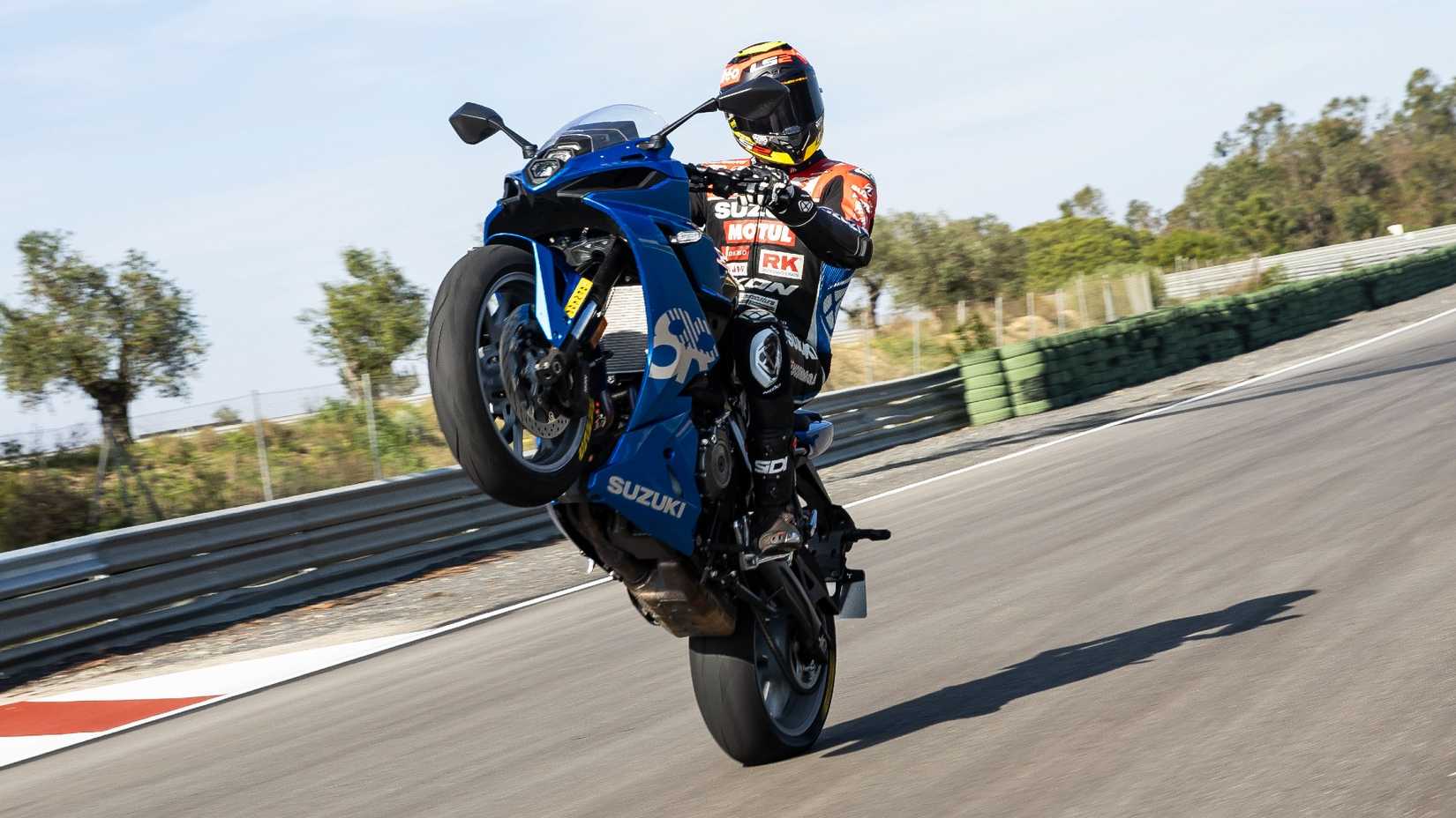 2024 Suzuki GSX-8R fazendo um cavalinho na pista
