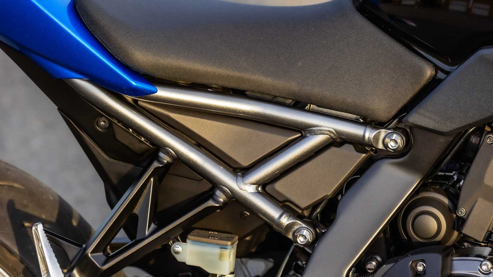 Foto em close do subquadro Suzuki GSX-8R 2024