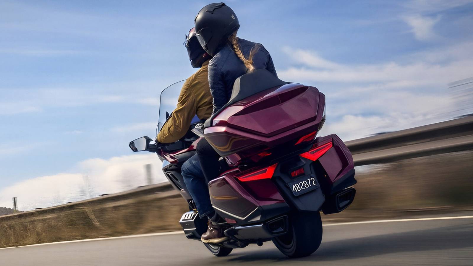 Proprietari di Honda Gold Wing Tour in viaggio su un'autostrada, con motocicletta e bagaglio