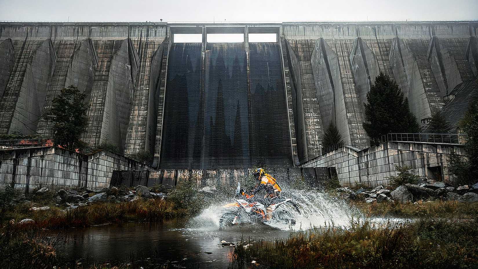 2025 KTM 390 Adventure R espirrando na água em frente a uma barragem