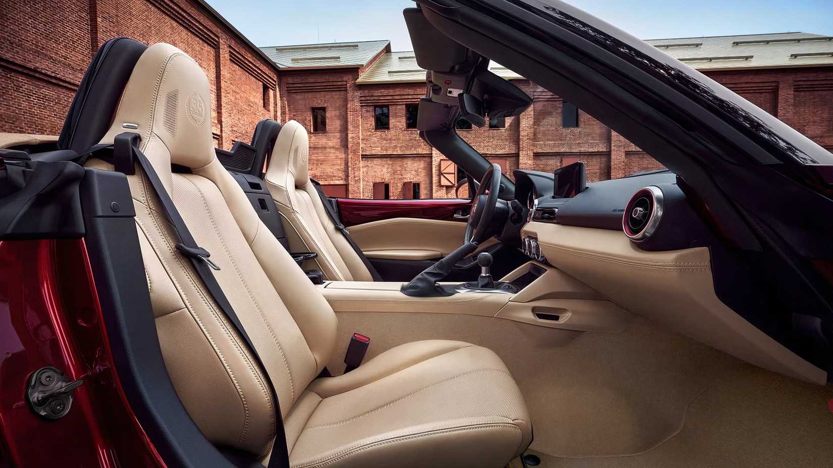 Foto do interior do Mazda MX-5 Miata 2025 mostrando os bancos dianteiros