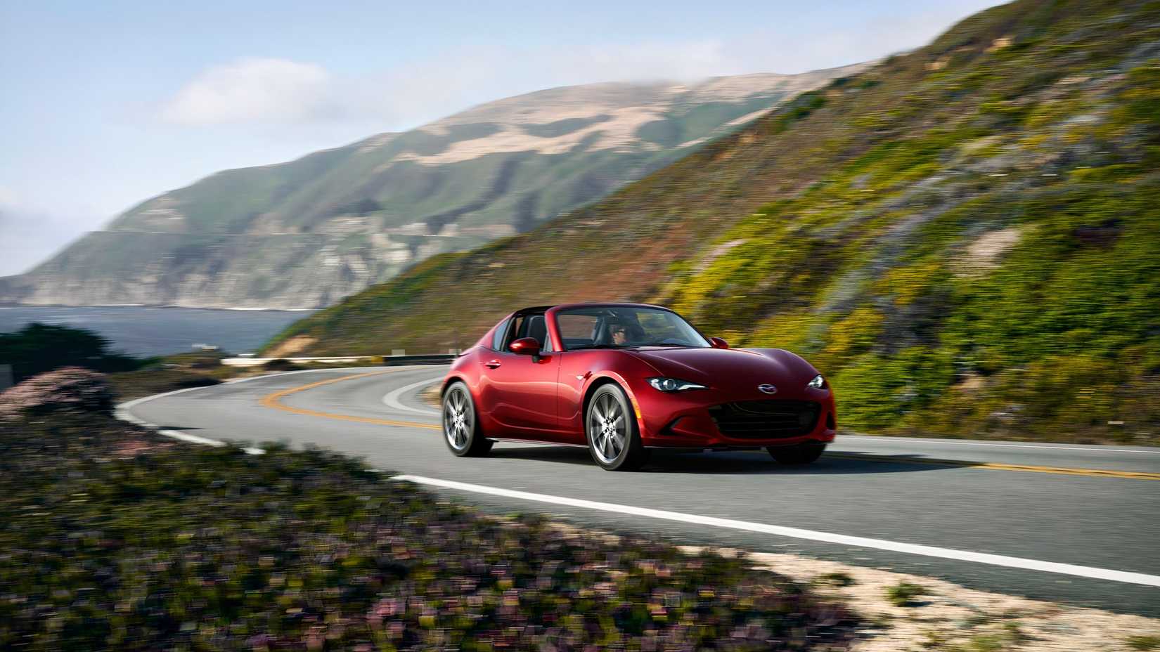 Foto de direção frontal vermelha do Mazda MX-5 Miata 2025