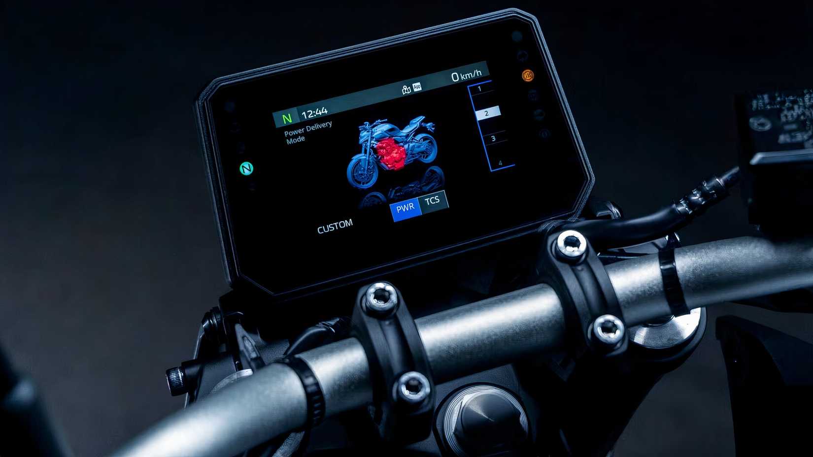 Close-up detalhado de um painel TFT Yamaha MT-07 2025