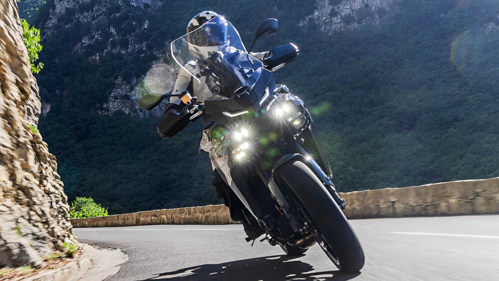 2026 Yamaha Tracer 9 inclinada para uma foto cinematográfica do painel frontal de canto