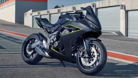 2026 Honda CBR650R E-Clutch estacionada na frente do terceiro quarto