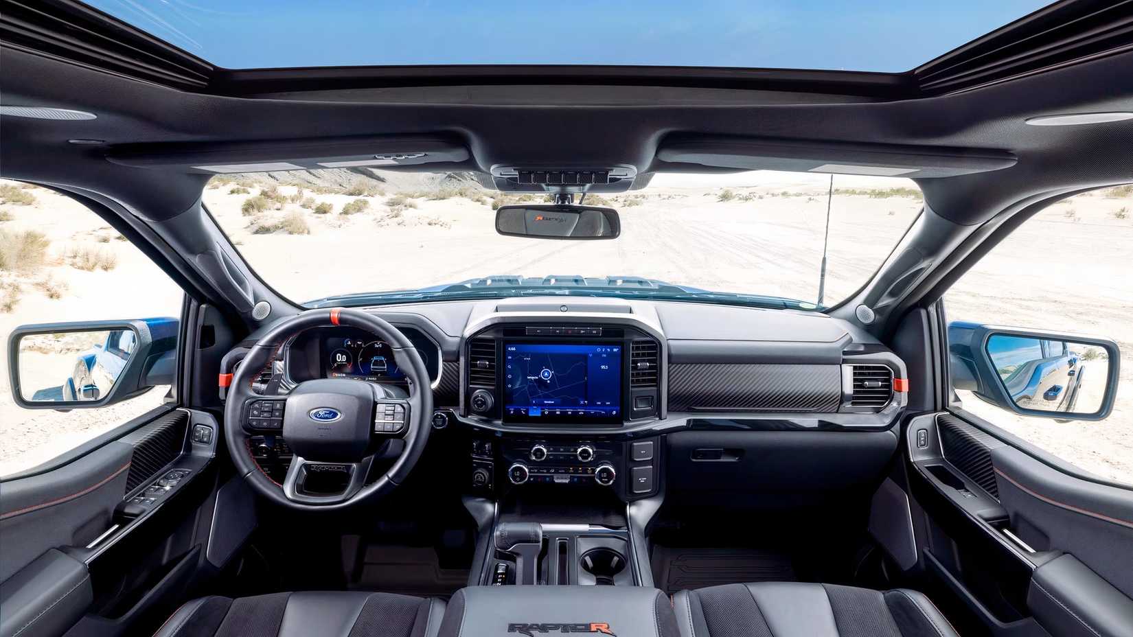 Foto do interior do Ford F-150 Raptor R 2026 mostrando o painel