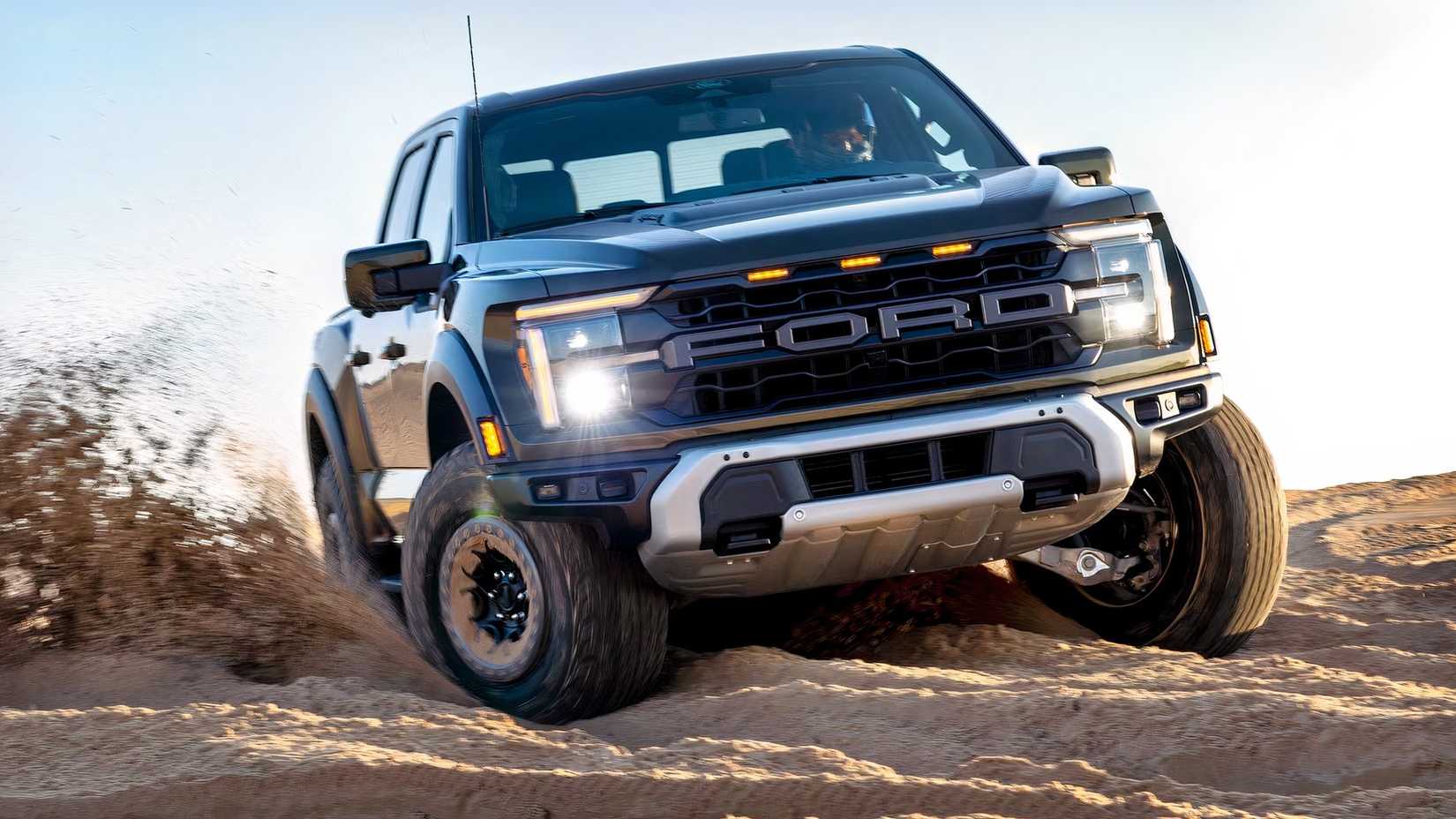 2026 Ford F-150 Raptor R tiro frontal rasgando sujeira