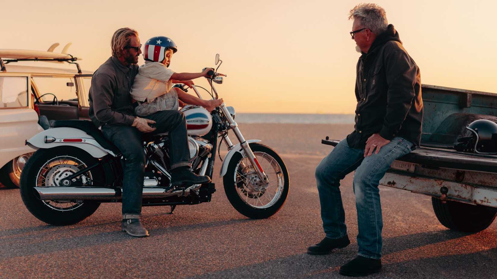 2026 Harley-Davidson Super Glide estacionada com uma família