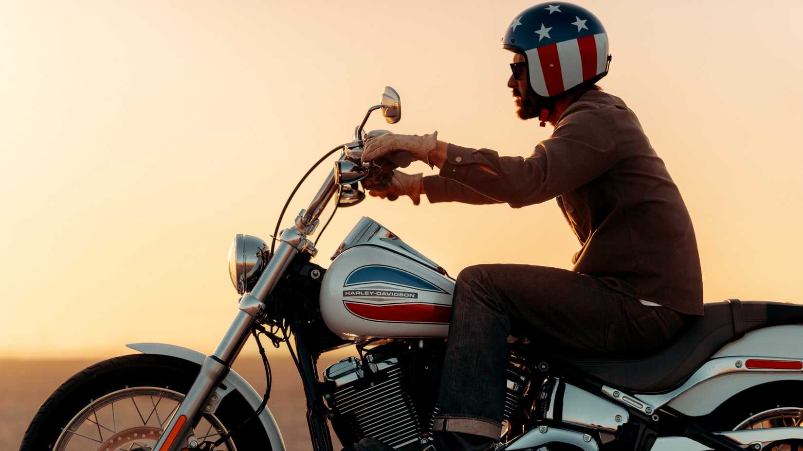 2026 Harley-Davidson Super Glide andando ao pôr do sol