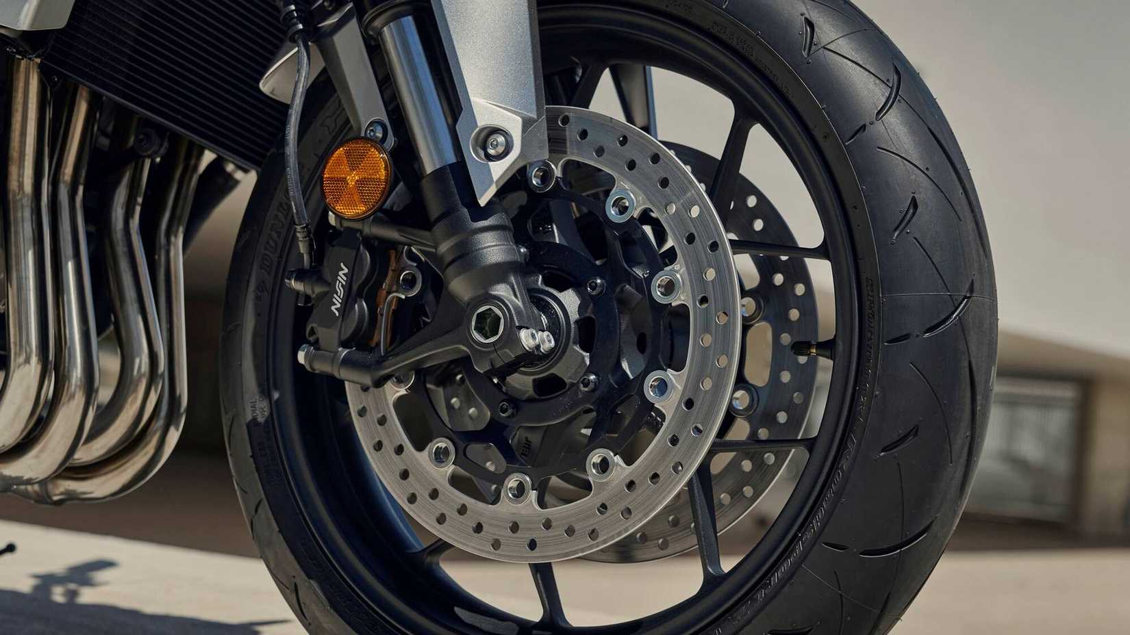Foto aproximada dos freios a disco dianteiros Honda CB1000F 2026