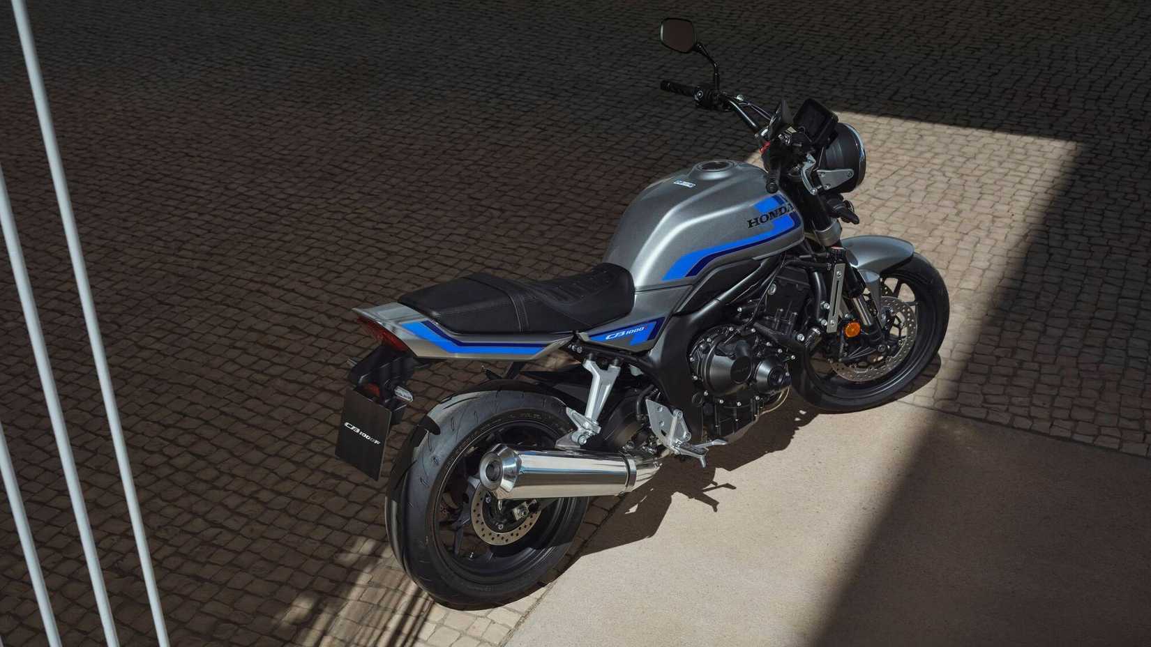 2026 Honda CB1000F estacionada em um prédio, vista superior
