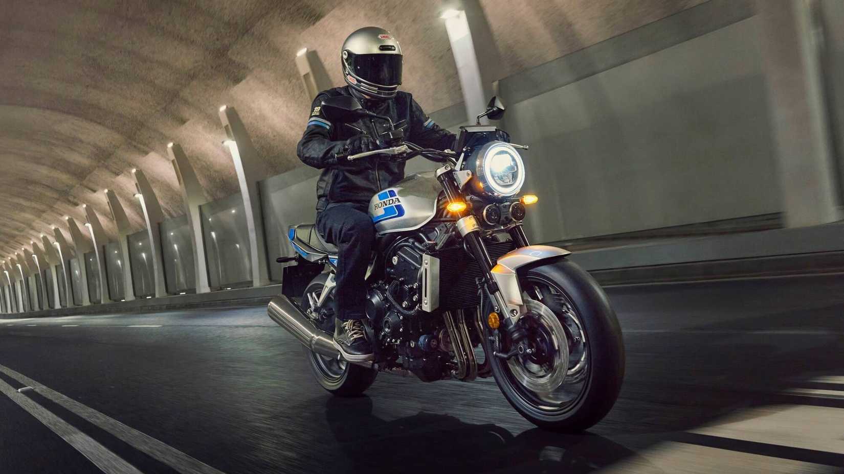 2026 Honda CB1000F andando em um túnel
