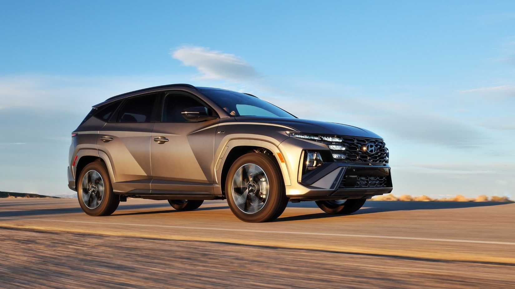 Foto de ação frontal baixa do Hyundai Tucson Hybrid 2026