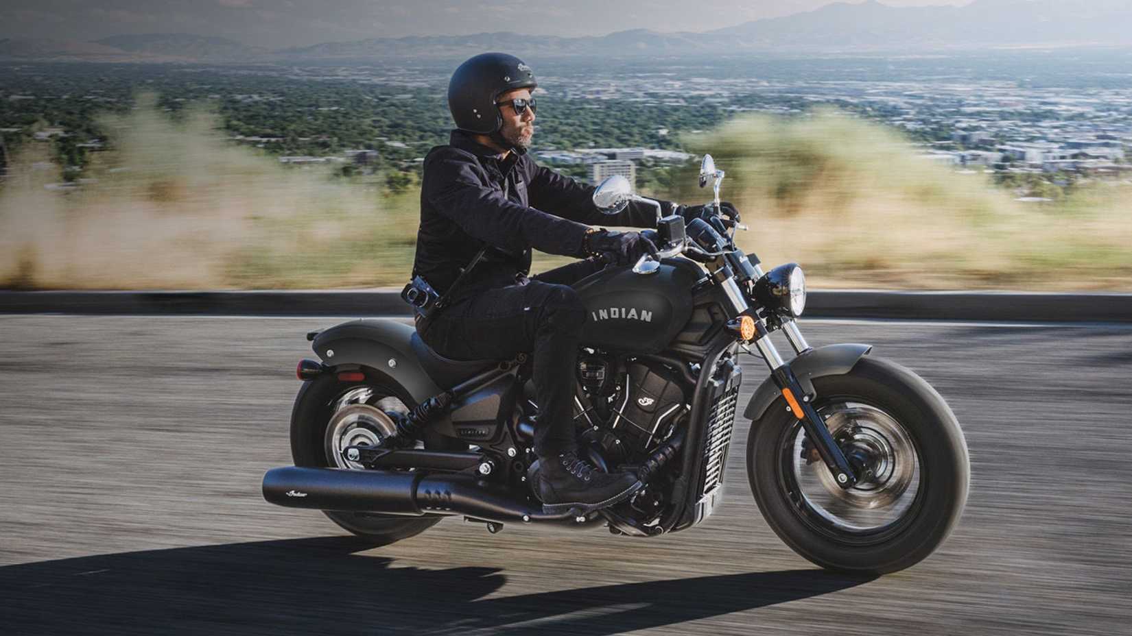 Foto de ação do cruzeiro Indian Scout Sixty Bobber de 2026.