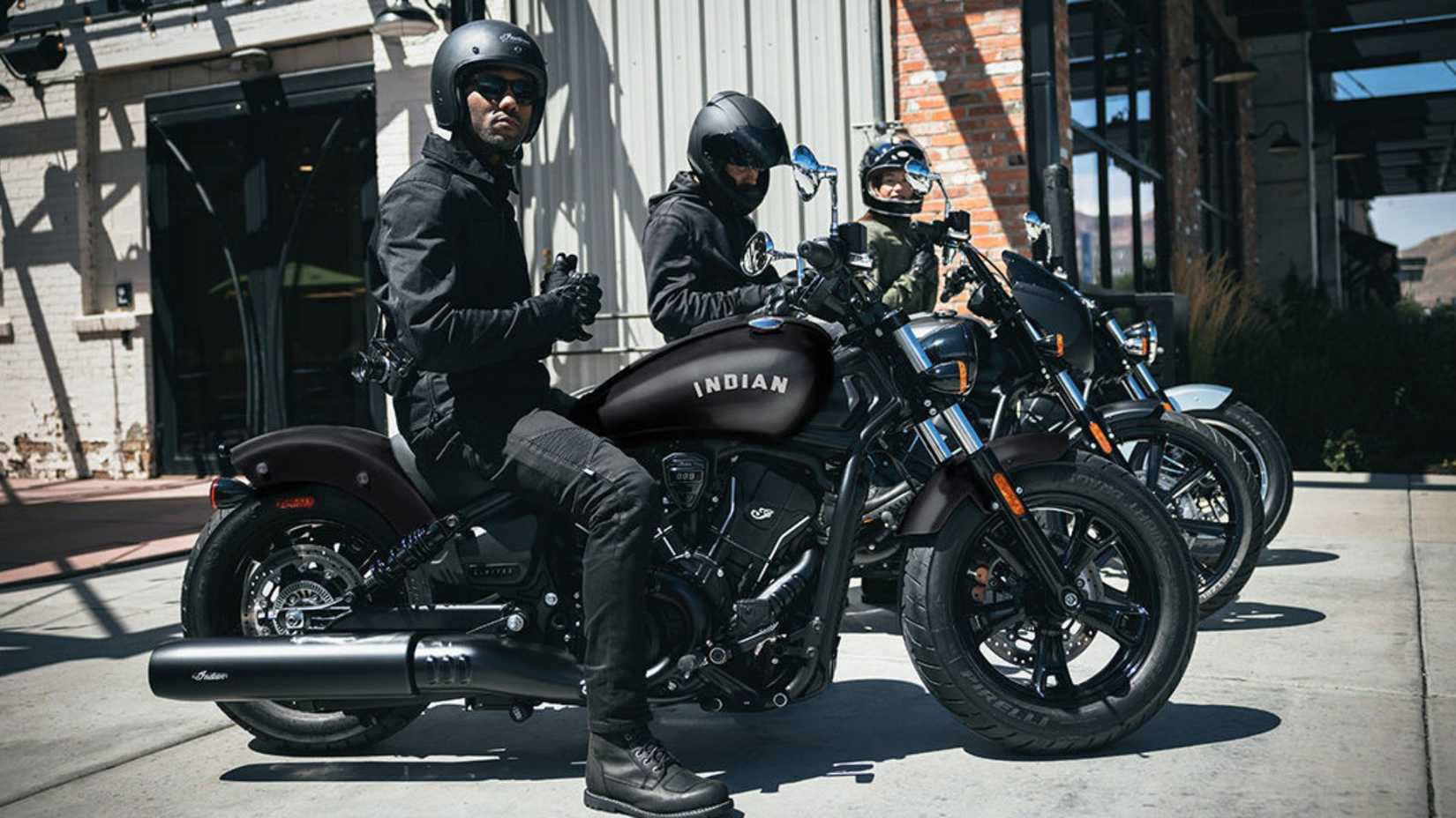 Foto estática do 2026 Indian Scout Sixty Bobber com piloto.