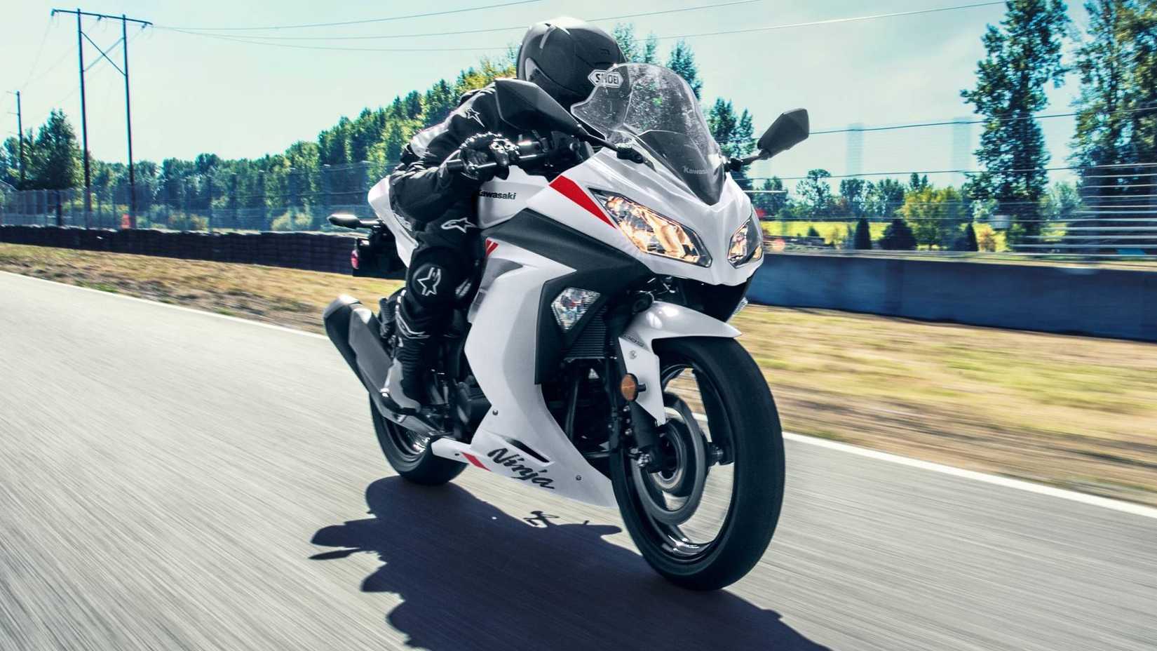 2026 Kawasaki Ninja 300 Panning Shot na pista, visão do terceiro quarto