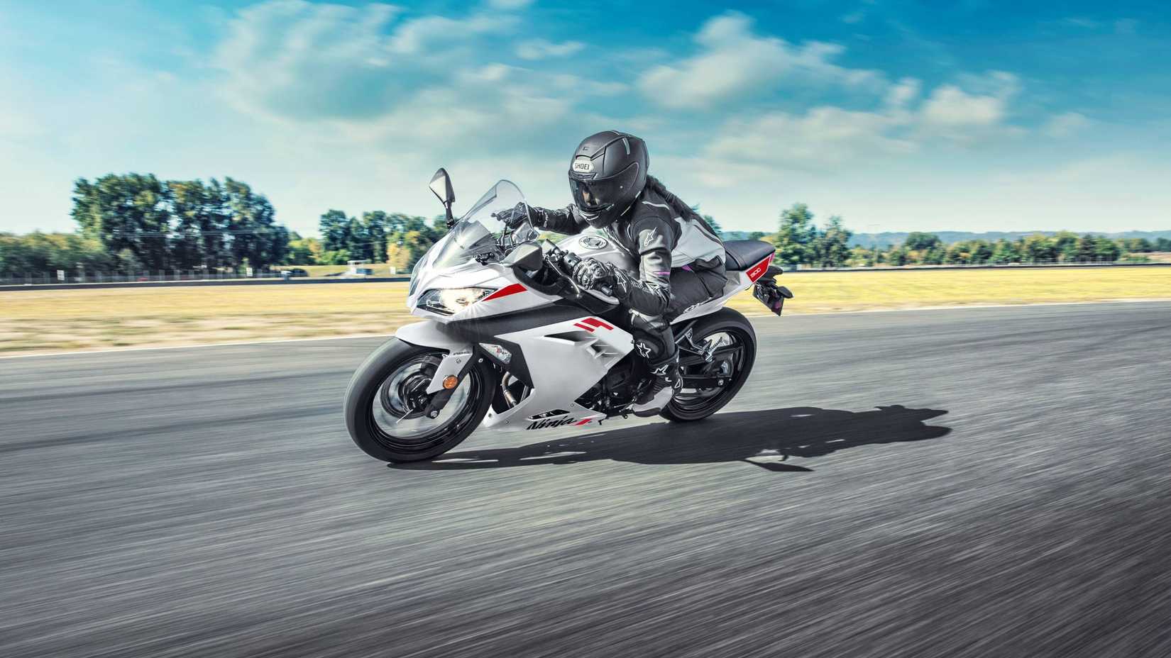 2026 Kawasaki Ninja 300 fazendo uma curva na pista