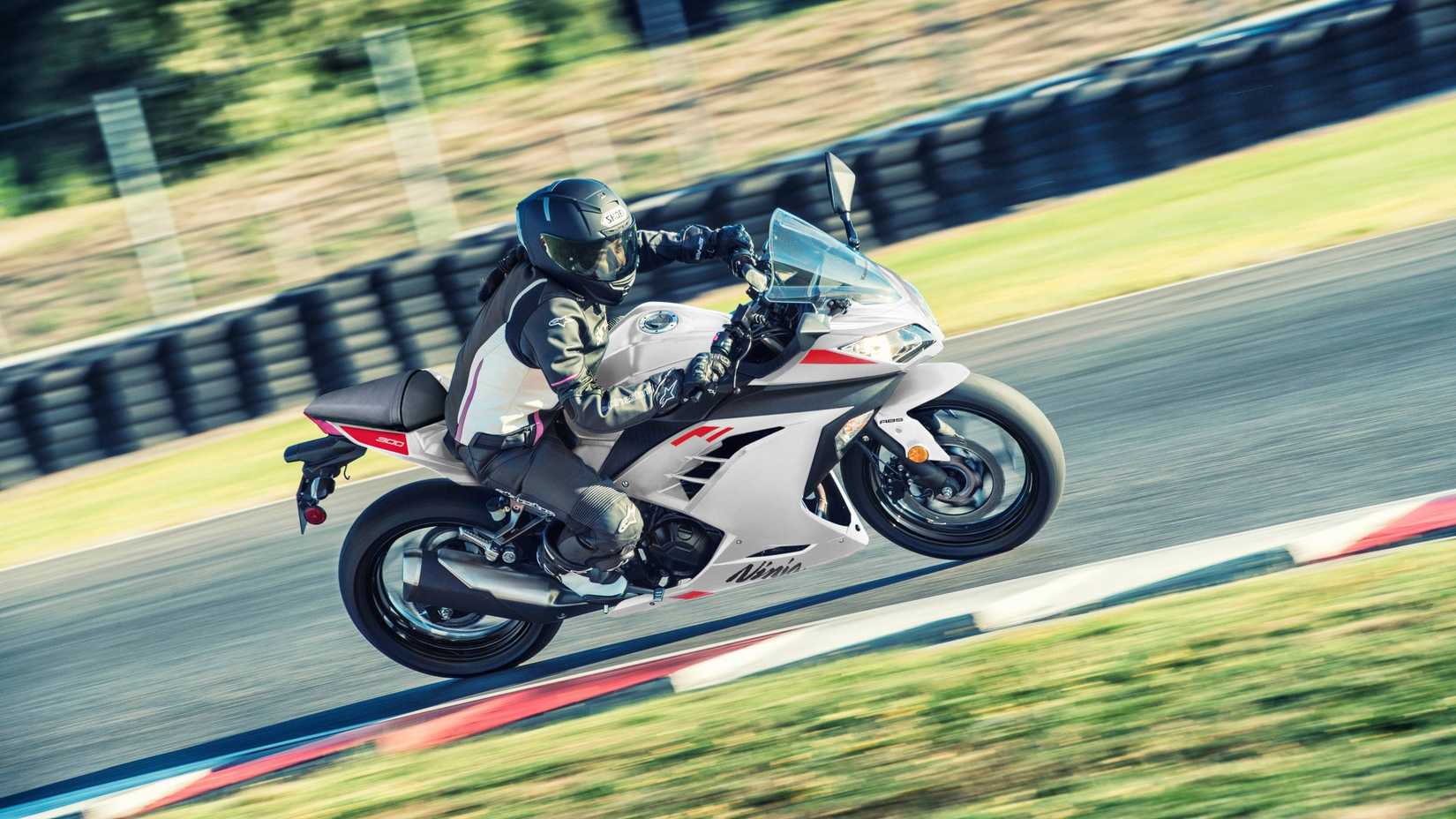 2026 Kawasaki Ninja 300 virando à esquerda na pista