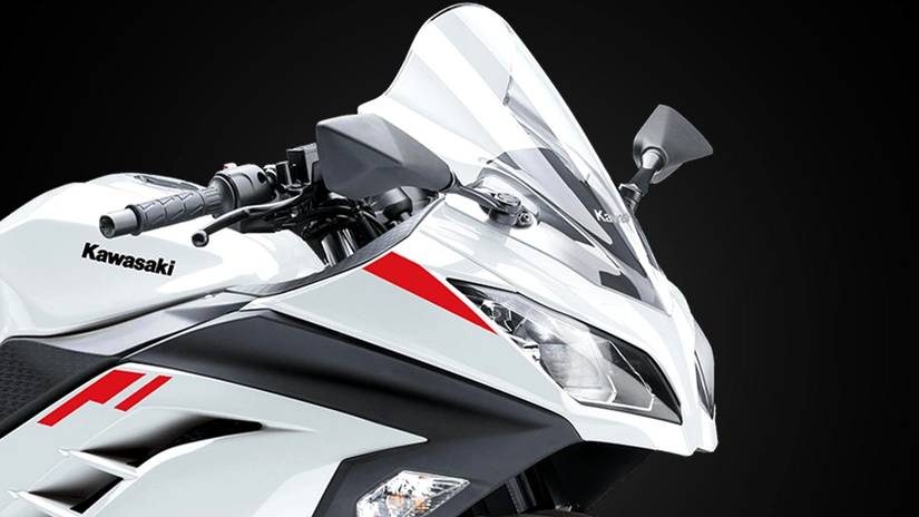 Foto de estúdio em close do farol Kawasaki Ninja 2026