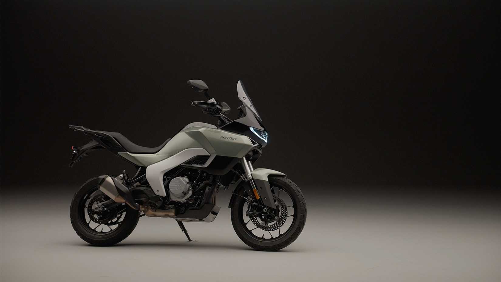 2026 Norton Atlas estacionado em um estúdio com vista do terceiro trimestre