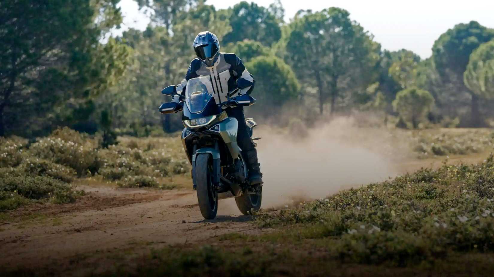 2026 Norton Atlas andando por uma trilha de terra
