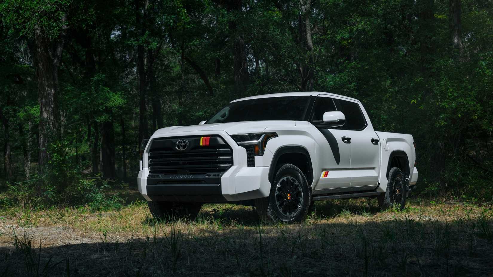 2026 Toyota Tundra TRD frente 3/4 tiro estacionado na grama