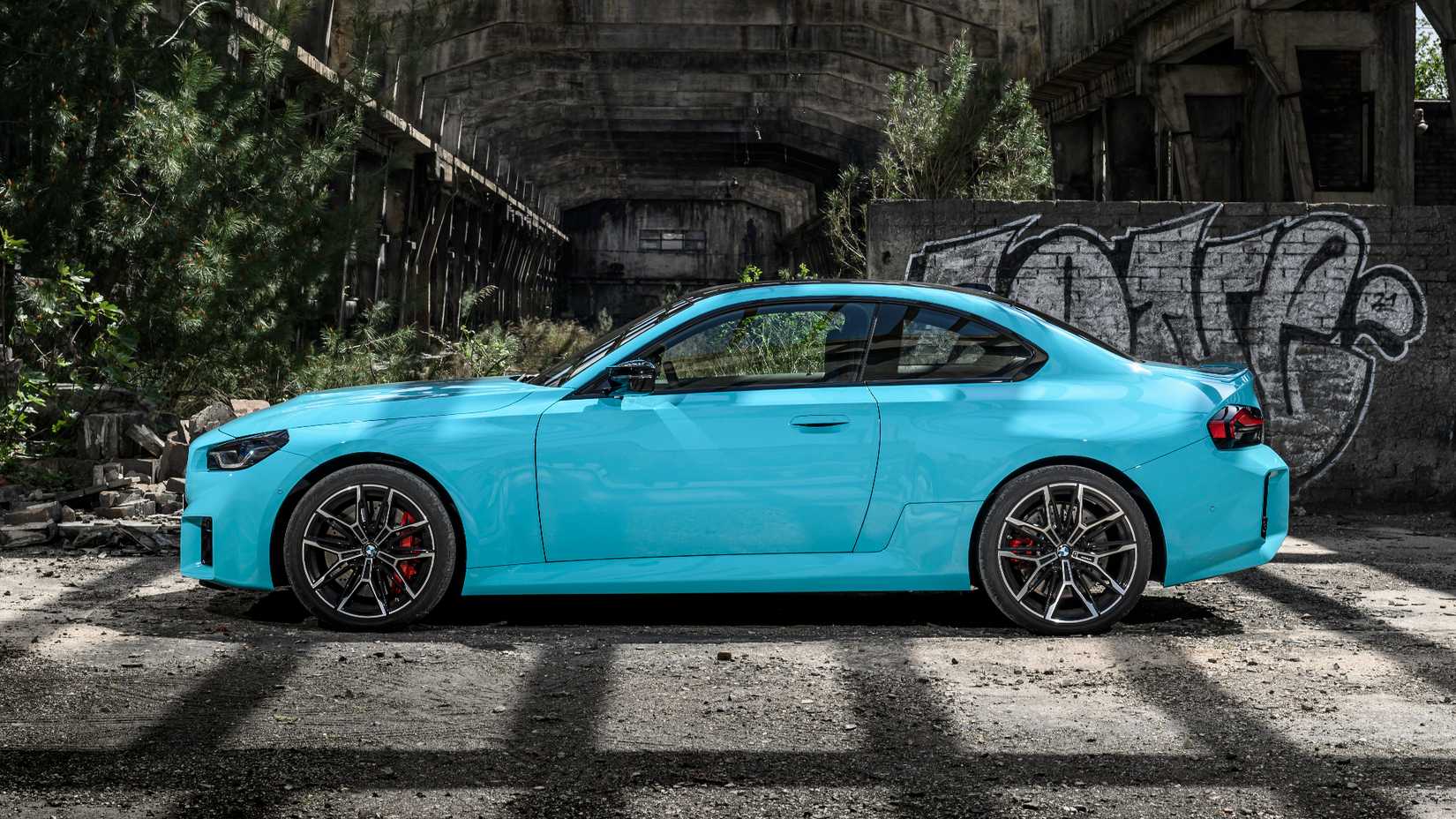 Imagem estática do perfil lateral do BMW M2 xDrive 2027