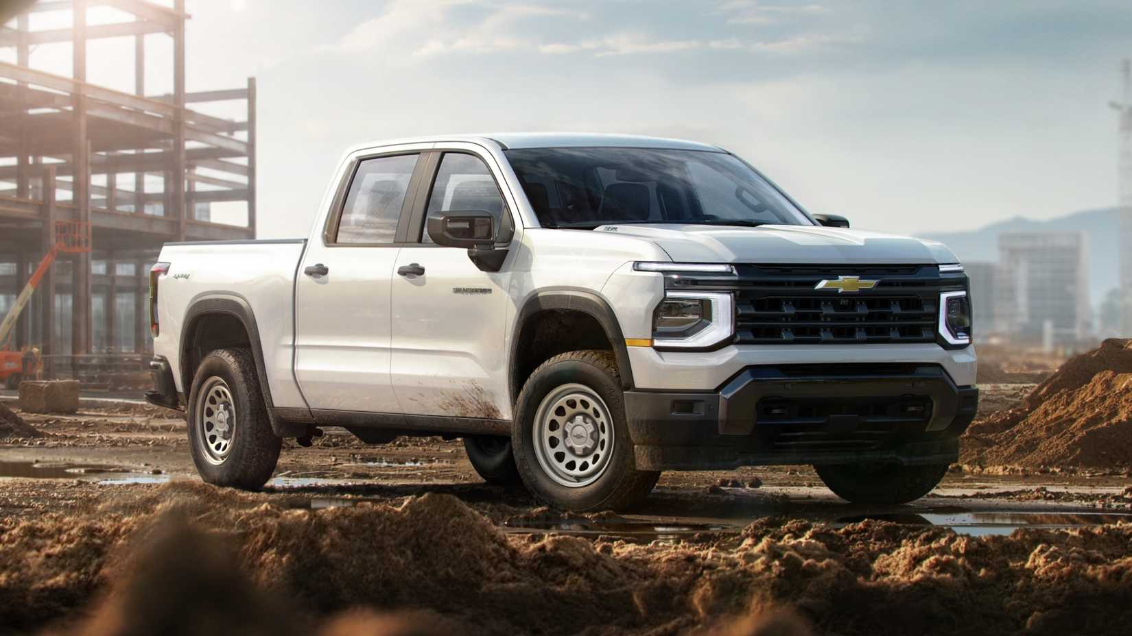Imagem frontal estática 3/4 2027 Chevrolet Silverado Work Truck em um canteiro de obras