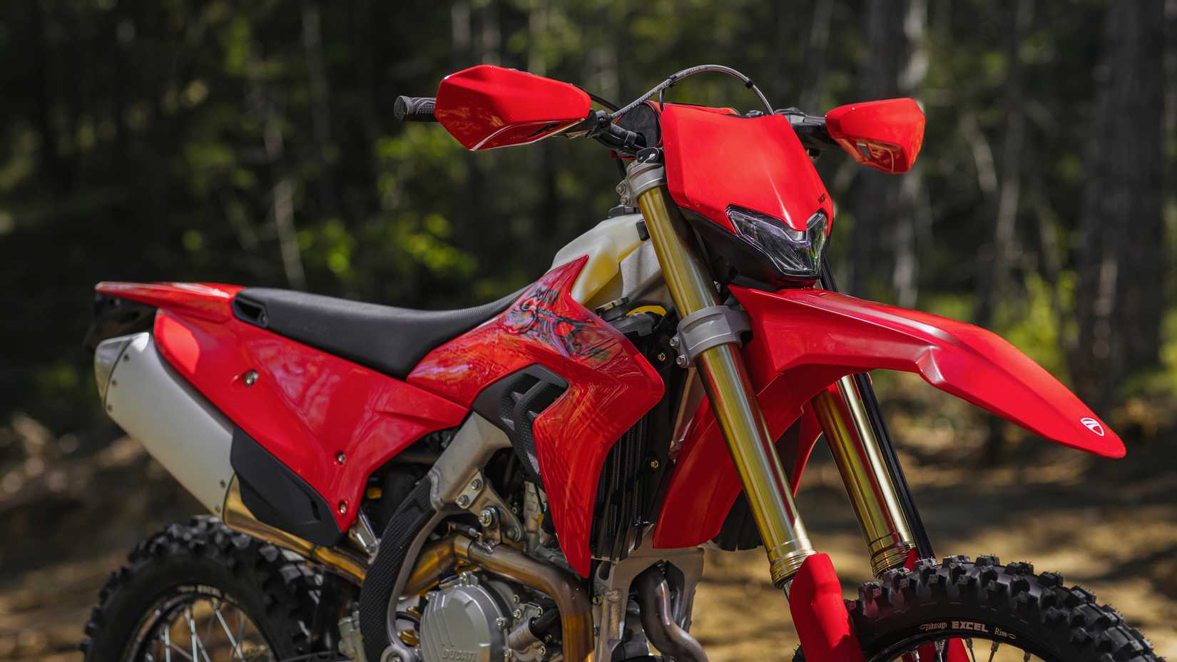 2027 Ducati Desmo450 EDS estacionada em uma trilha