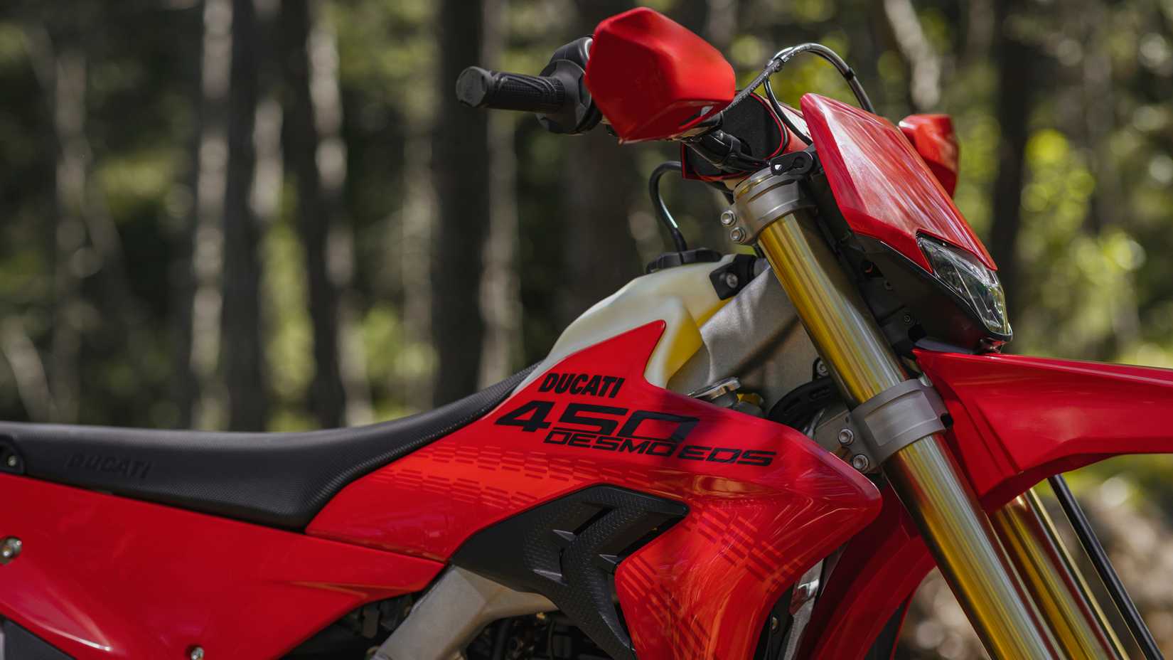 2027 Ducati Desmo450 EDS estacionada em uma trilha