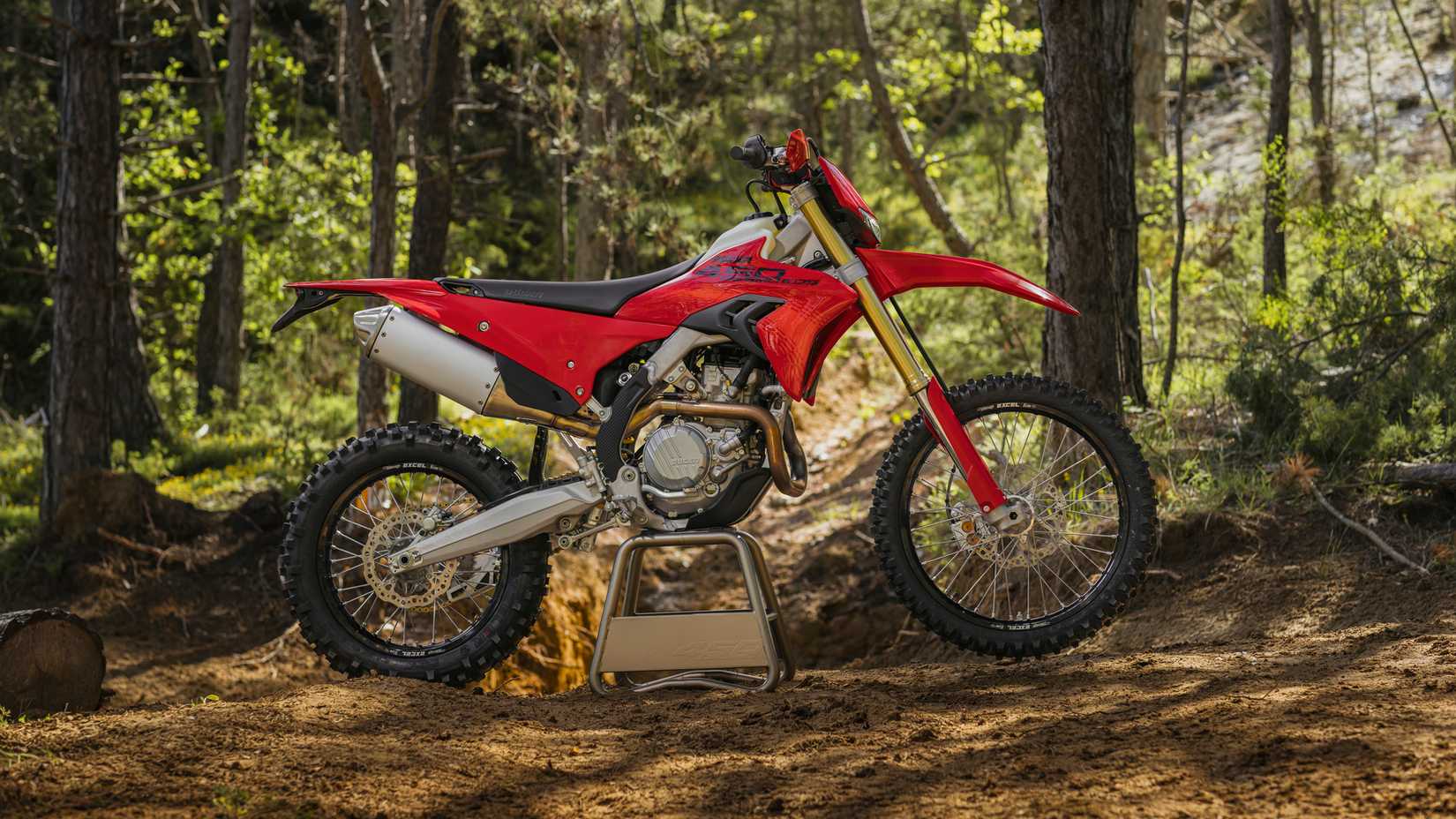 2027 Ducati Desmo450 EDS estacionada em uma trilha