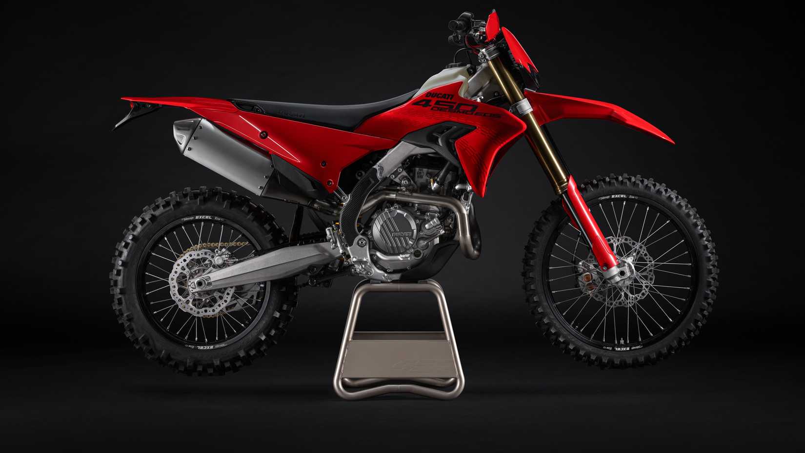 Uma foto de estúdio da Ducati Desmo450 EDS 2027