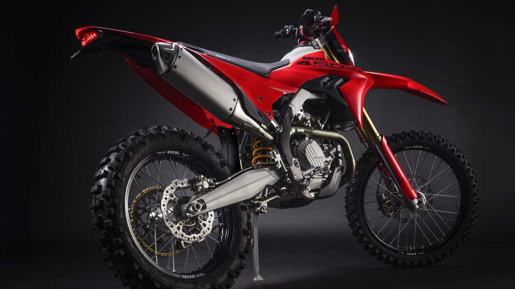 Uma foto de estúdio da Ducati Desmo450 EDS 2027