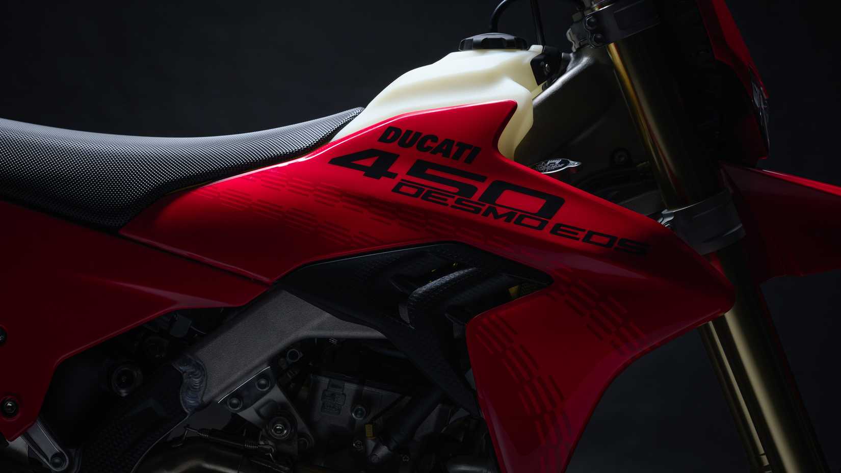 Uma foto detalhada do tanque de combustível da Ducati Desmo450 EDS 2027