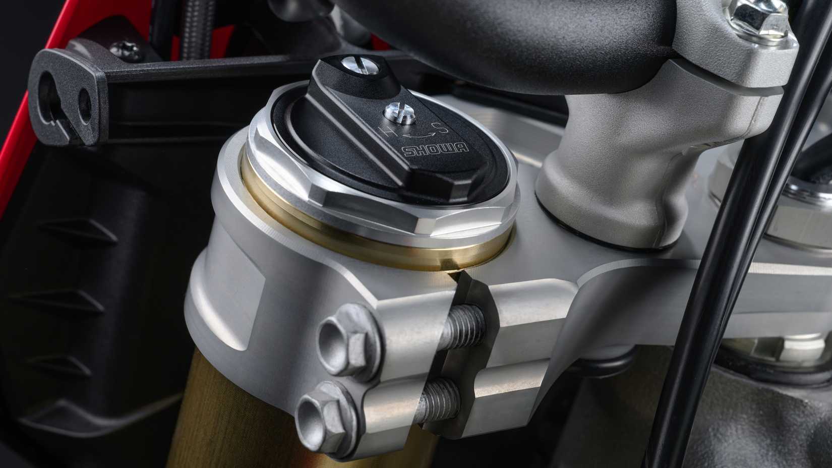 Uma foto detalhada do garfo da Ducati Desmo450 EDS 2027