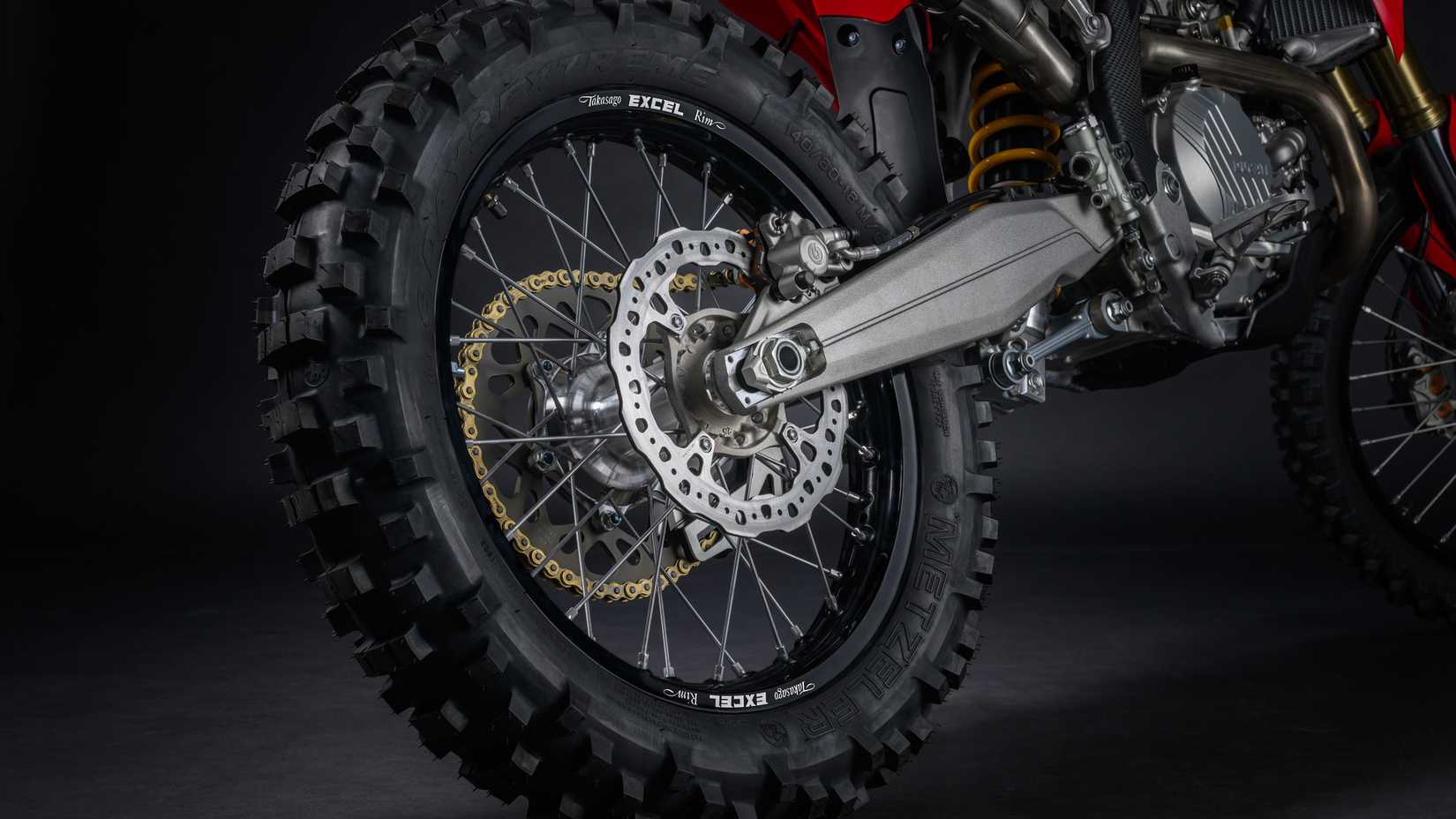 Uma foto detalhada da roda traseira da Ducati Desmo450 EDS 2027