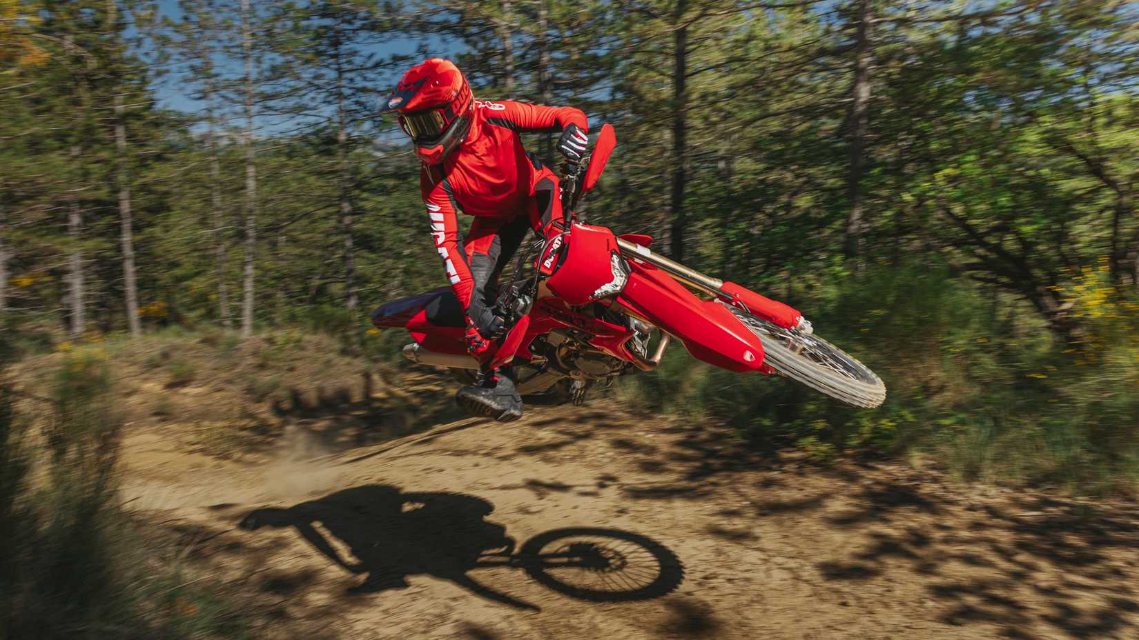 Uma foto de ação da Ducati Desmo450 EDS 2027