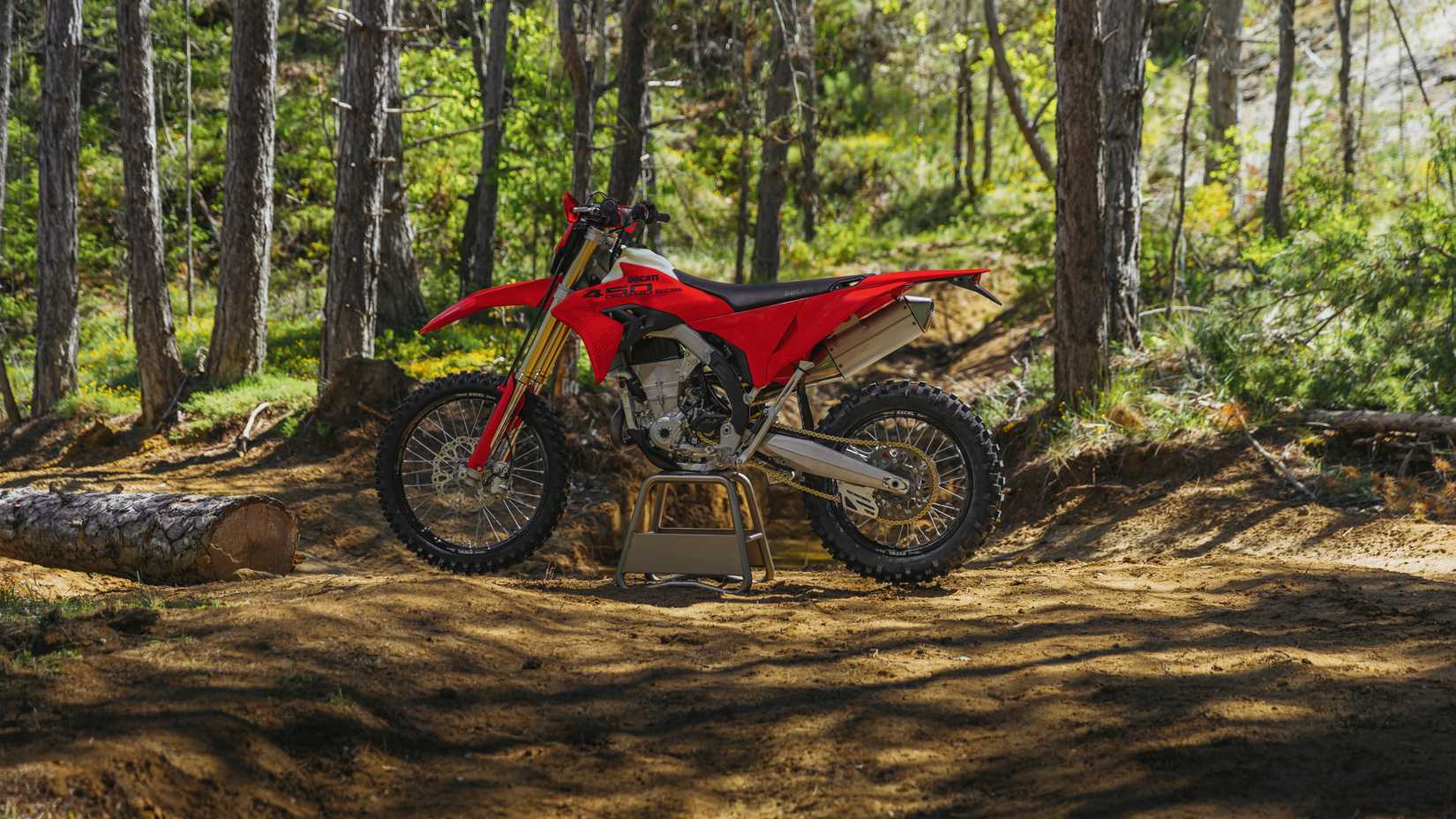 2027 Ducati Desmo450 EDS estacionada em uma trilha