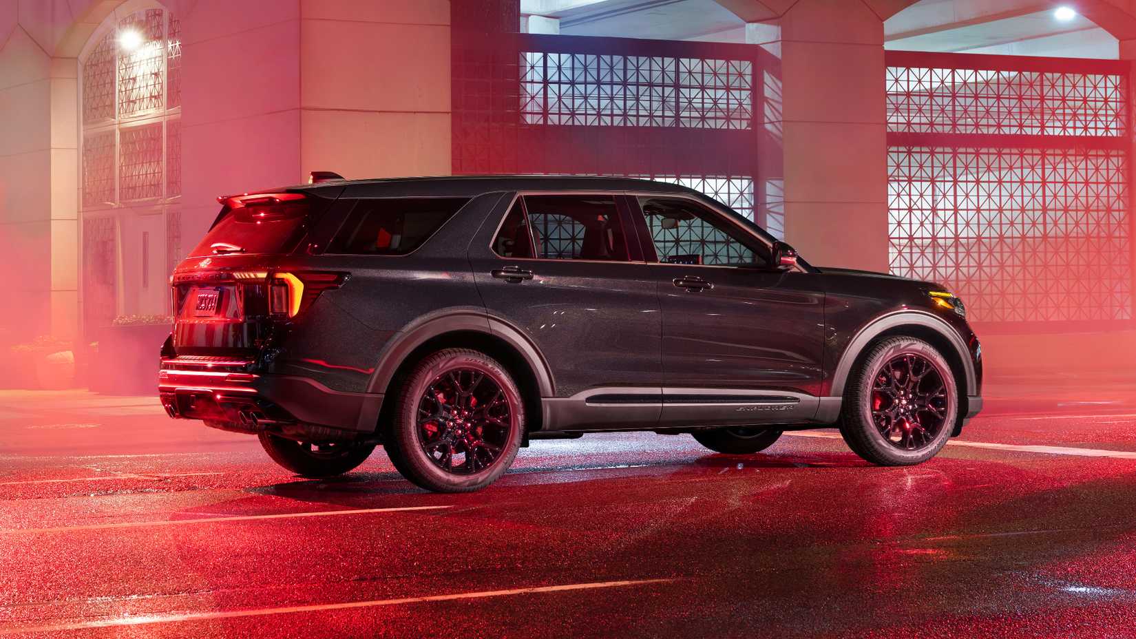 Imagem estática traseira 2/3 do Pacote Sinistro Ford Explorer 2027