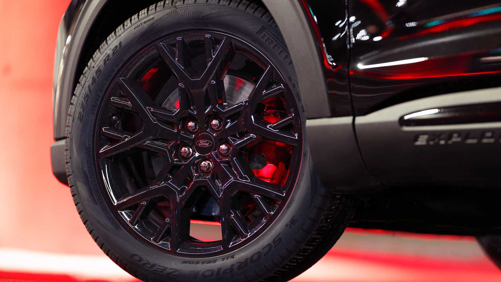 Imagem aproximada da roda e do pneu do Ford Explorer Sinister Package 2027