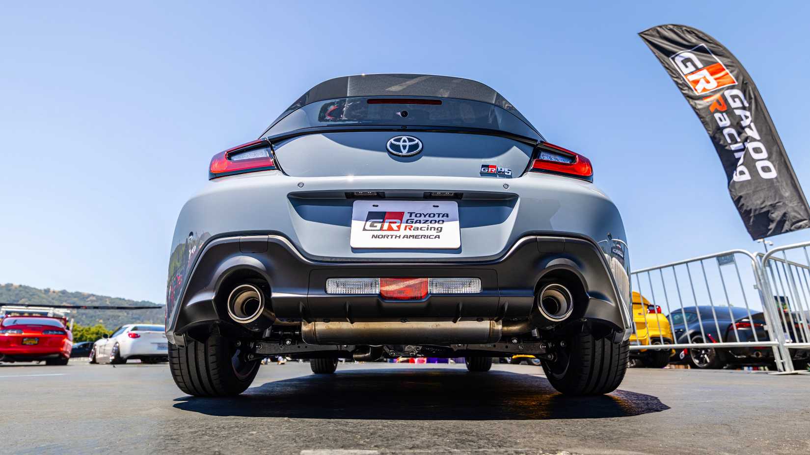 Imagem estática da traseira baixa do Toyota GR86 2027 no FuelFest